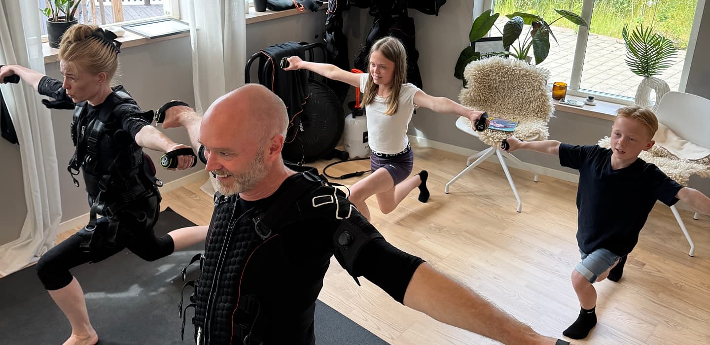 En pappa tränar EMS medan barnen är med i studion